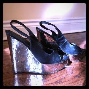 NINE WESTblack satin sling backs w/ metallic wedge